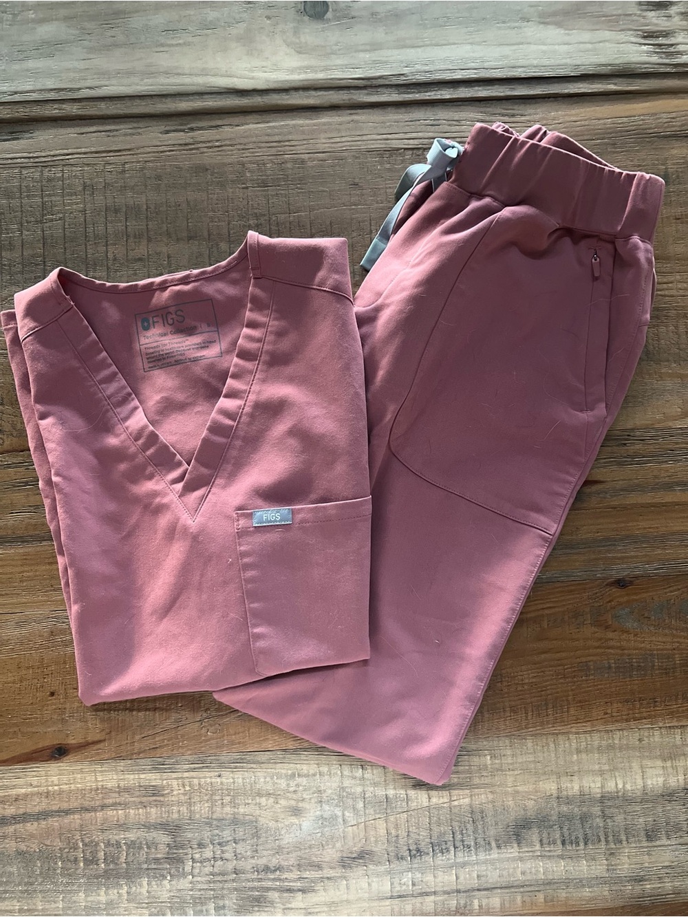 Figs Women's jogger Pants & Scrub Top in Dusty Rose